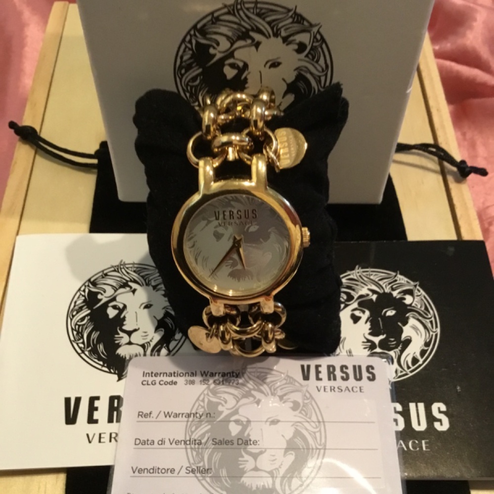 🦁 NWT Versace Versus Agadir Champagne Dial Gold Tone Stainless Steel Watch 🦁 - Picture 3 of 7